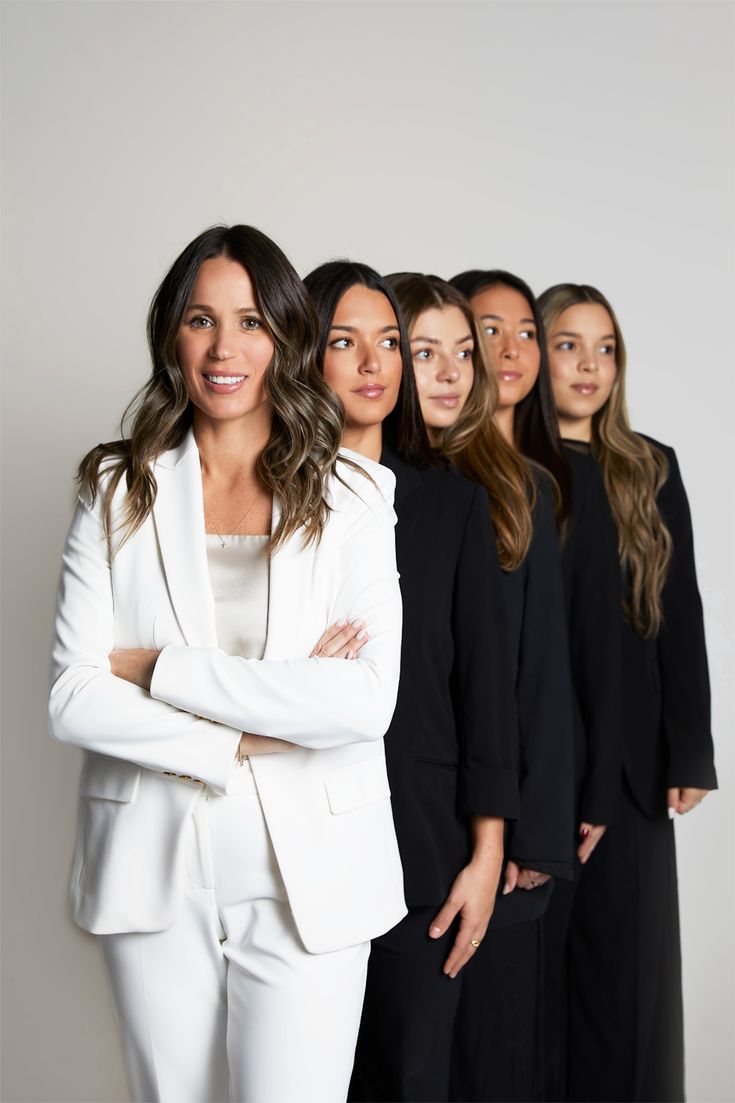 Tư thế đứng thẳng, tự tin toát lên chuyên nghiệp