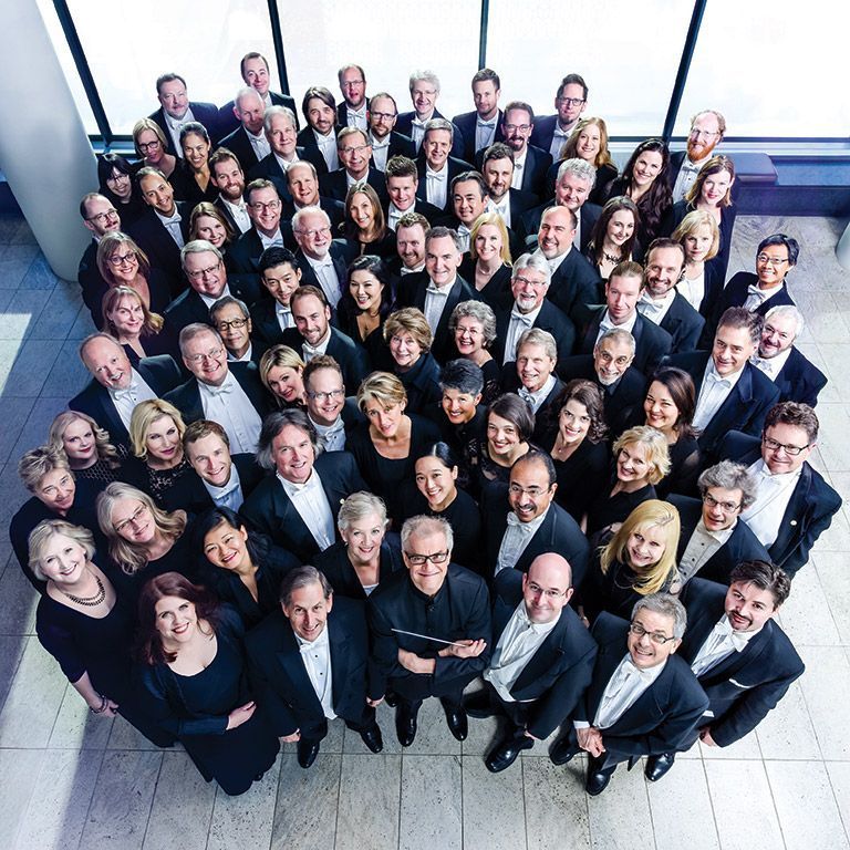 Tư thế pose chuẩn, phù hợp môi trường văn phòng