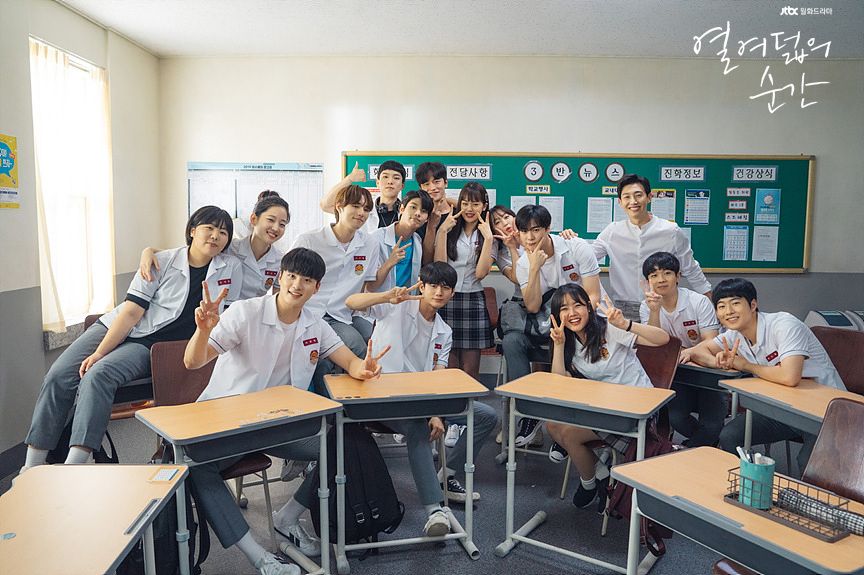 Tạo dáng tự nhiên với bạn cùng lớp