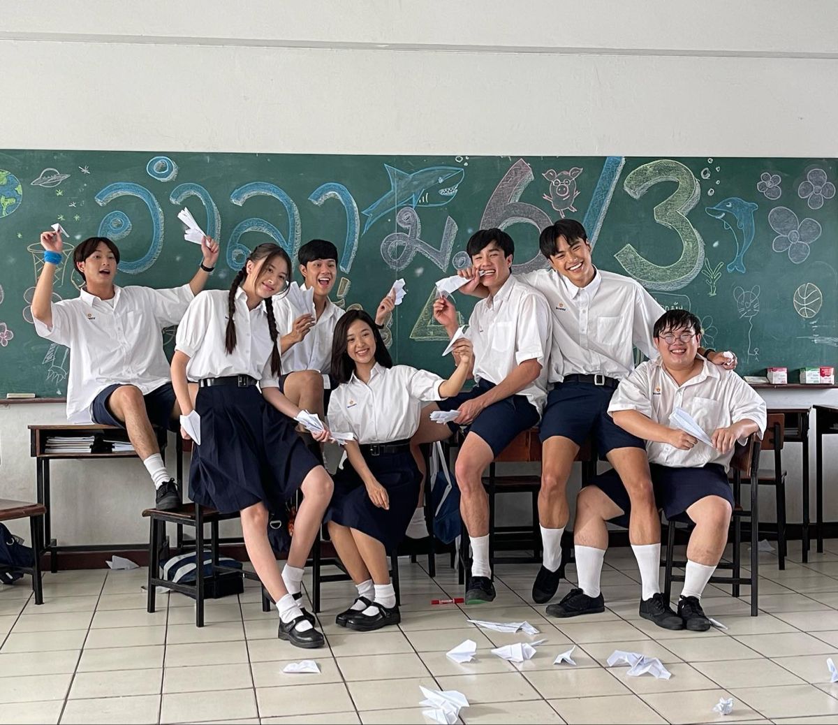 Dáng đứng xen kẽ tạo chiều sâu cho ảnh