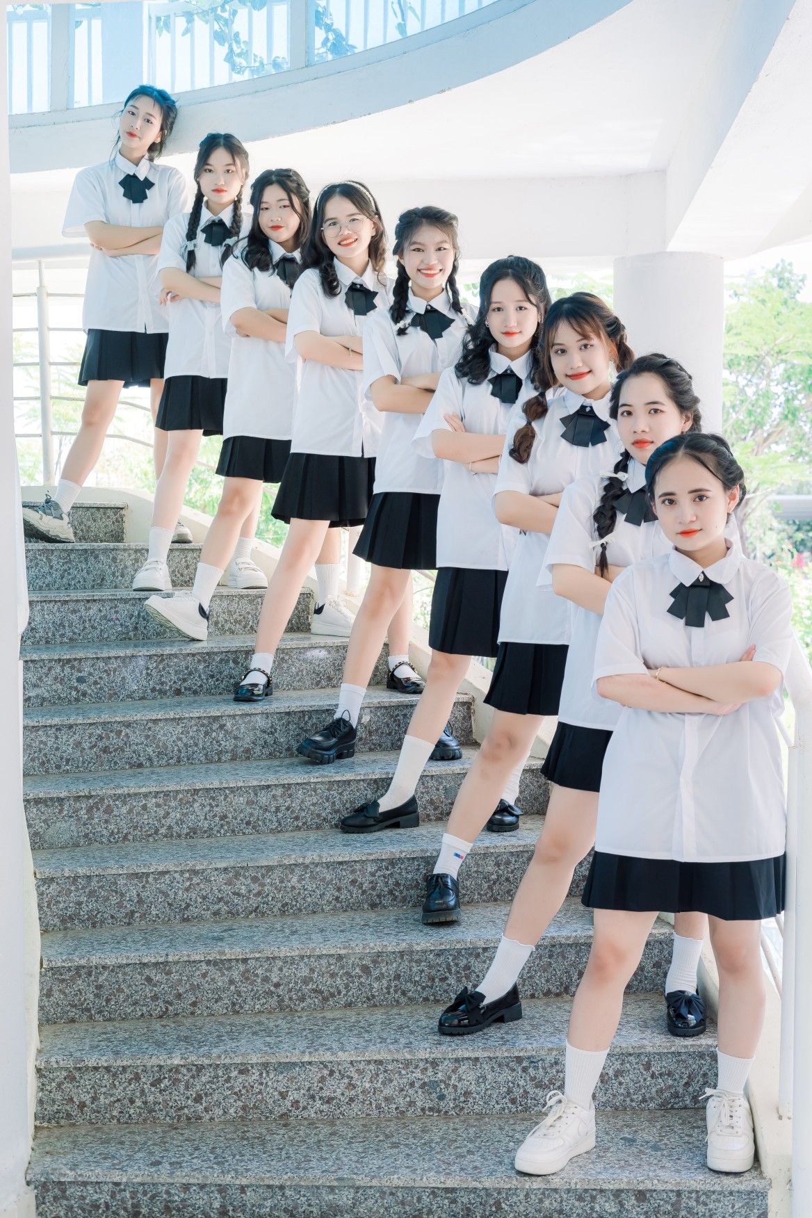 Tạo dáng đồng bộ, thể hiện sự gắn kết