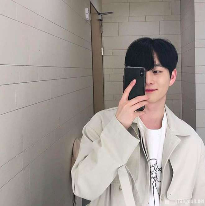 Chụp ảnh trước gương nam