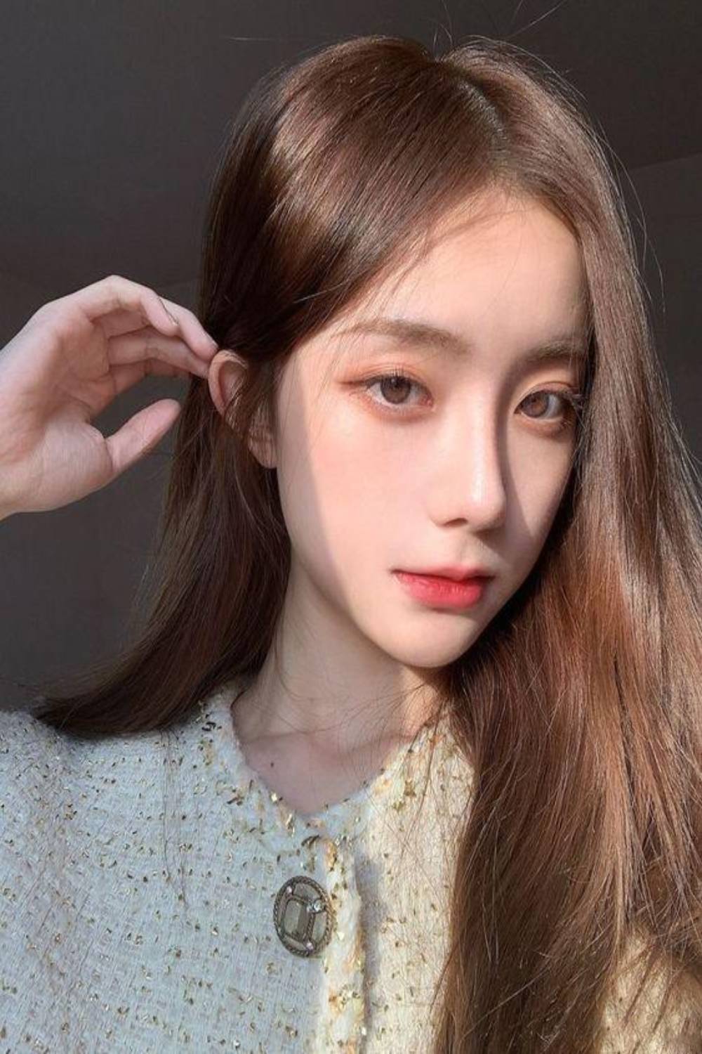 Hơi nghiêng đầu hoặc hạ cằm xuống khi selfie