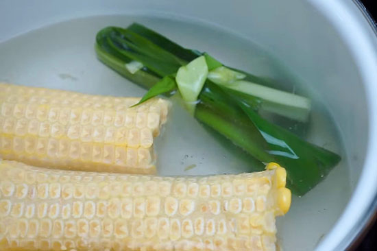 Luộc cùi bắp sẽ làm cho nước chè ngọt