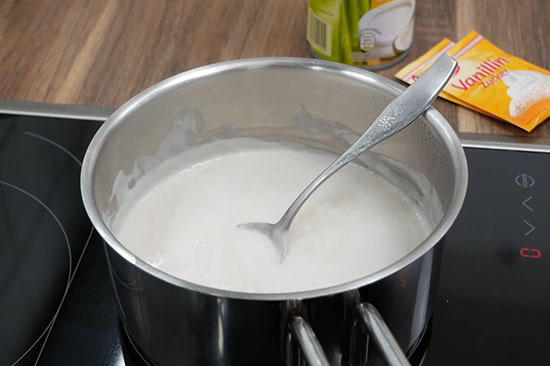 Đun đến khi nước cốt dừa đạt độ sánh