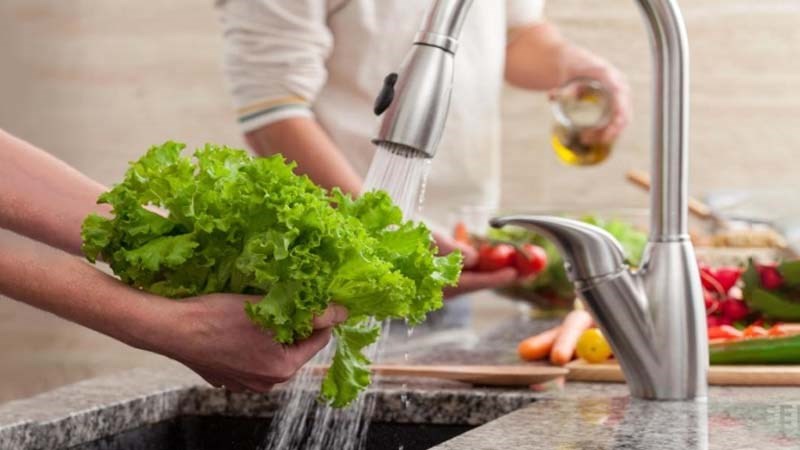 Dùng nước sạch để chế biến thức ăn.