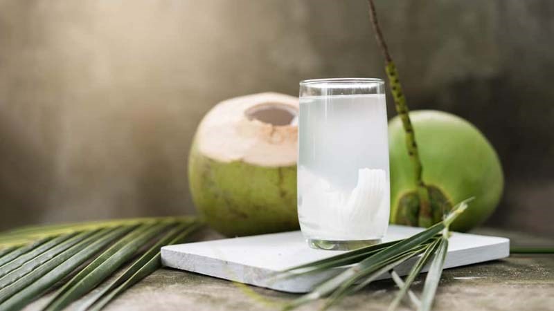 Nước dừa chứa nhiều nước và chất điện giải phù hợp cho người bị tiêu chảy.
