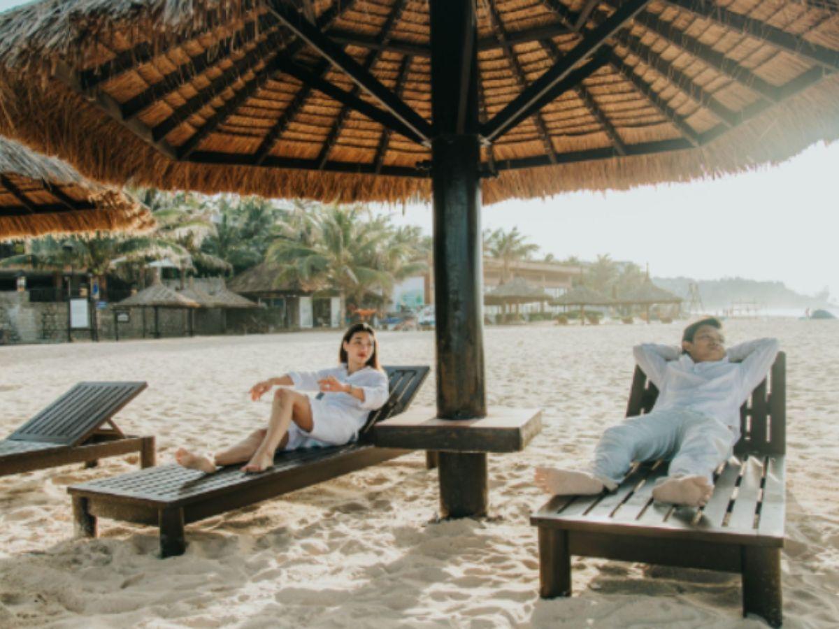 Chụp hình với ghế trên bãi biển cực chill