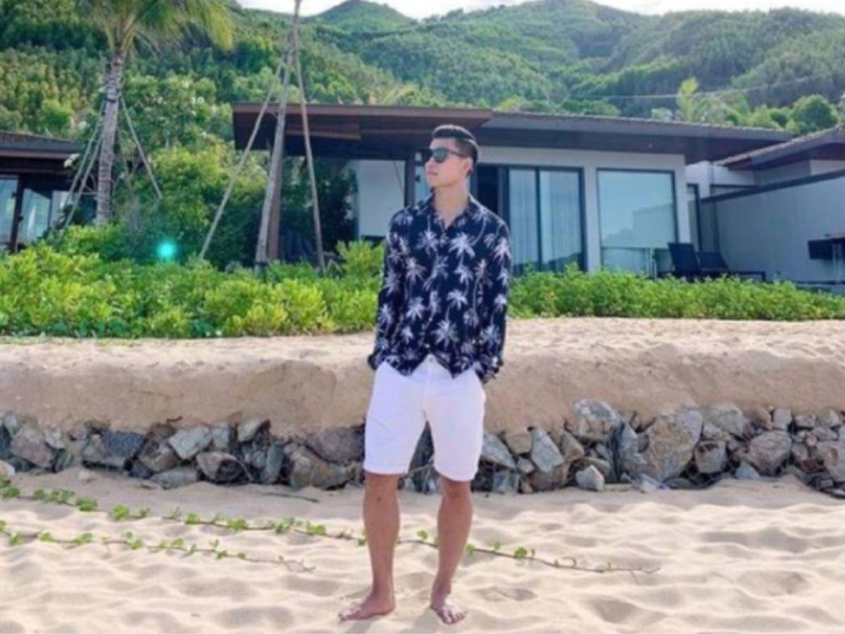 Chụp hình với cây trên bãi biển