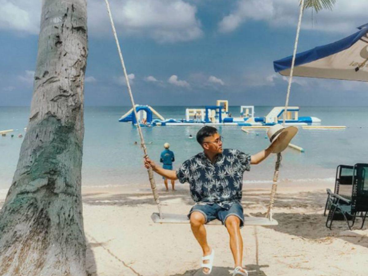 Cách tạo dáng phơi nắng cũng khá là đơn giản khi bạn chỉ cần ngồi đưa trên chiếc võng cạnh bờ biển