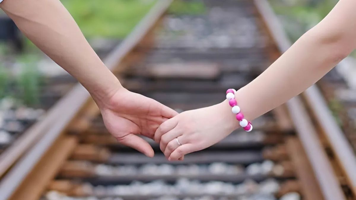 Chụp ảnh với người yêu giấu mặt nắm tay cực tình cảm