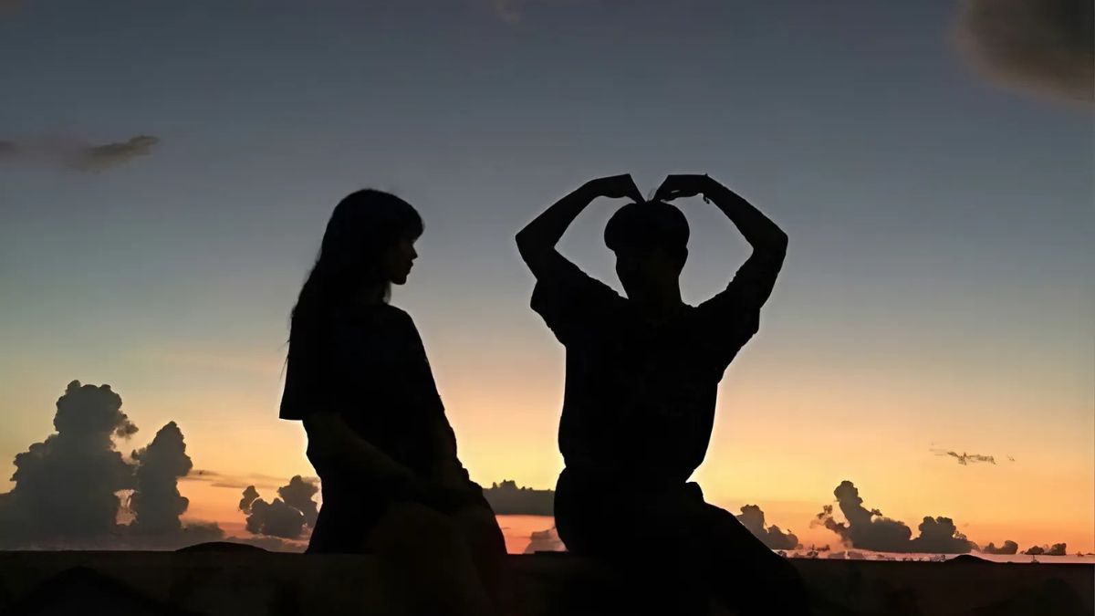 Chụp ảnh với người yêu giấu mặt tạo dáng cực dễ thương