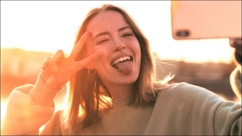 Cách chụp ảnh selfie đẹp bằng điện thoại cho nữ đơn giản