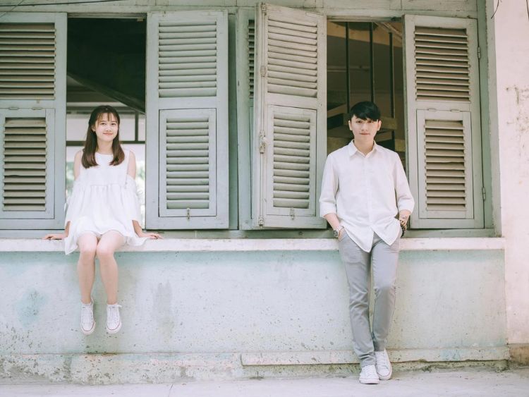 Tạo dáng chụp ảnh với người yêu tư thế giống nhau