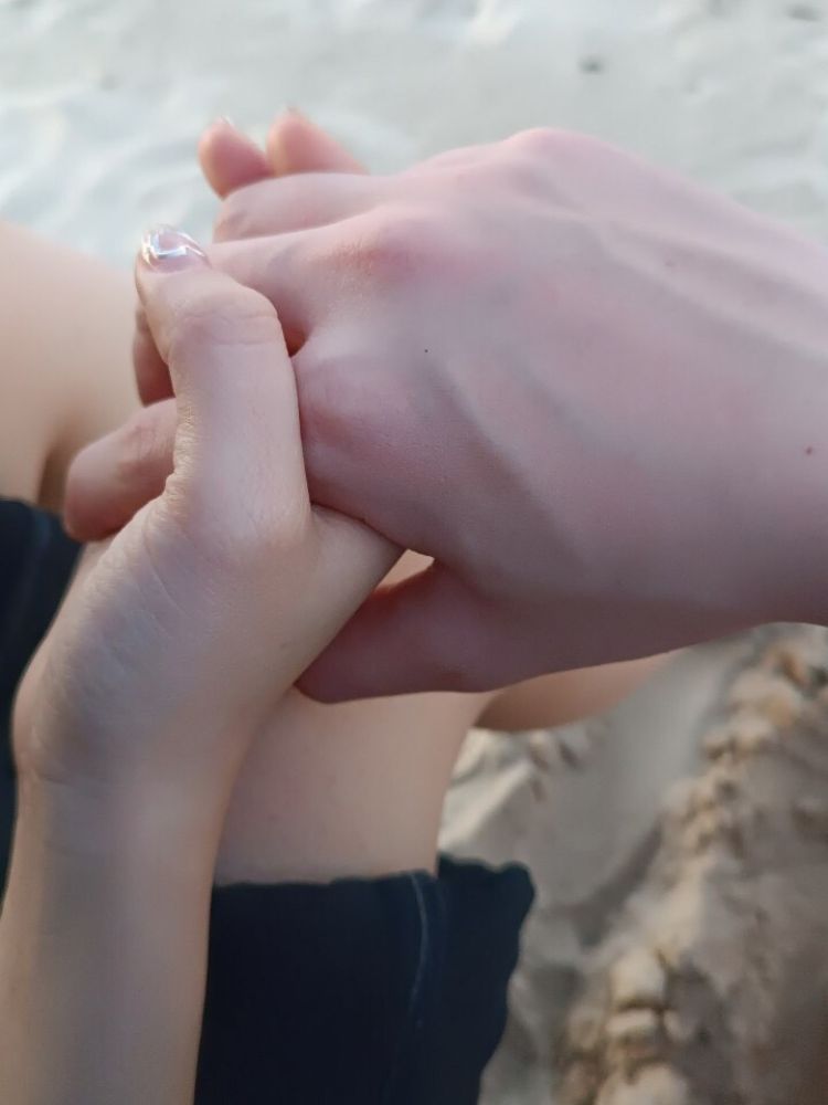 Tạo dáng chụp ảnh tư thế nắm tay