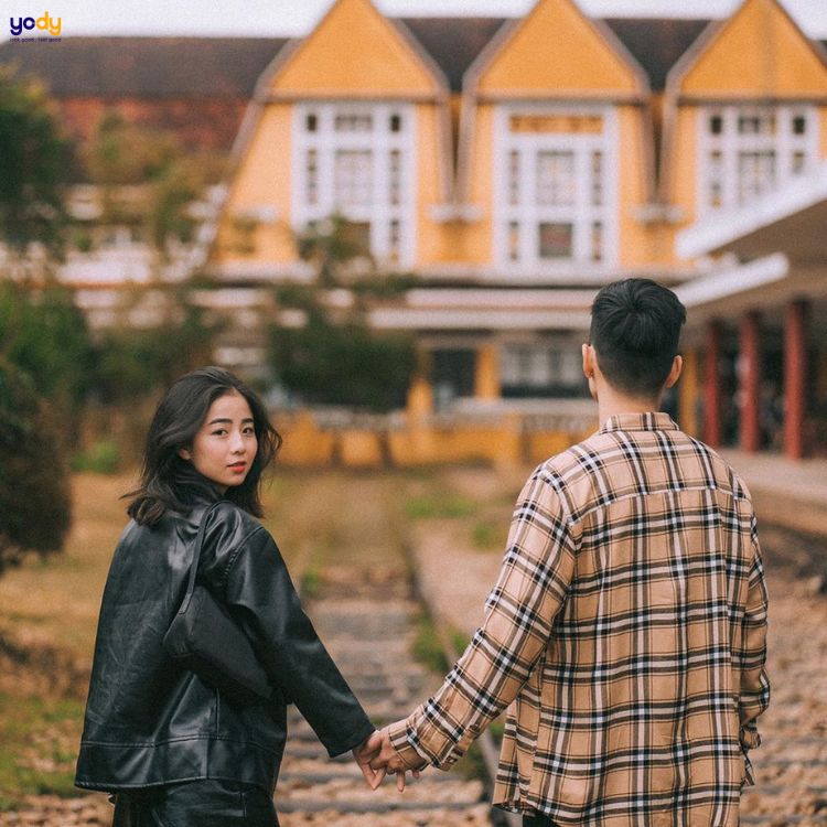 Dáng đi dạo và nắm tay người yêu 