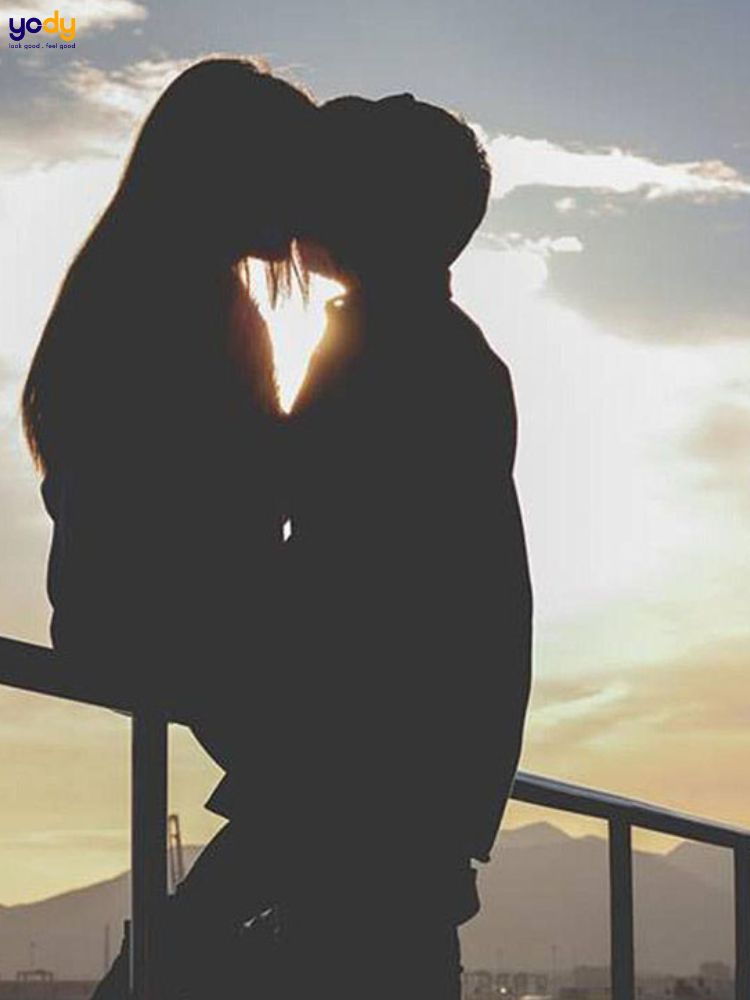 Dáng chụp ảnh với người yêu ngược sáng 