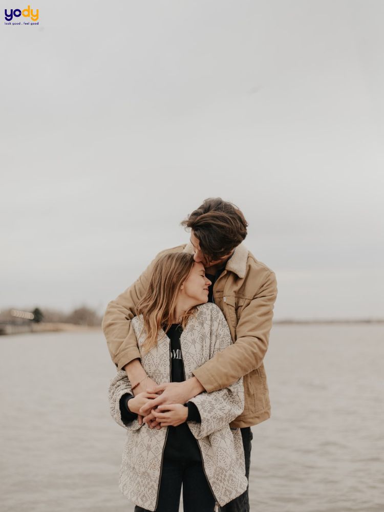 Tạo dáng ôm từ phía sau