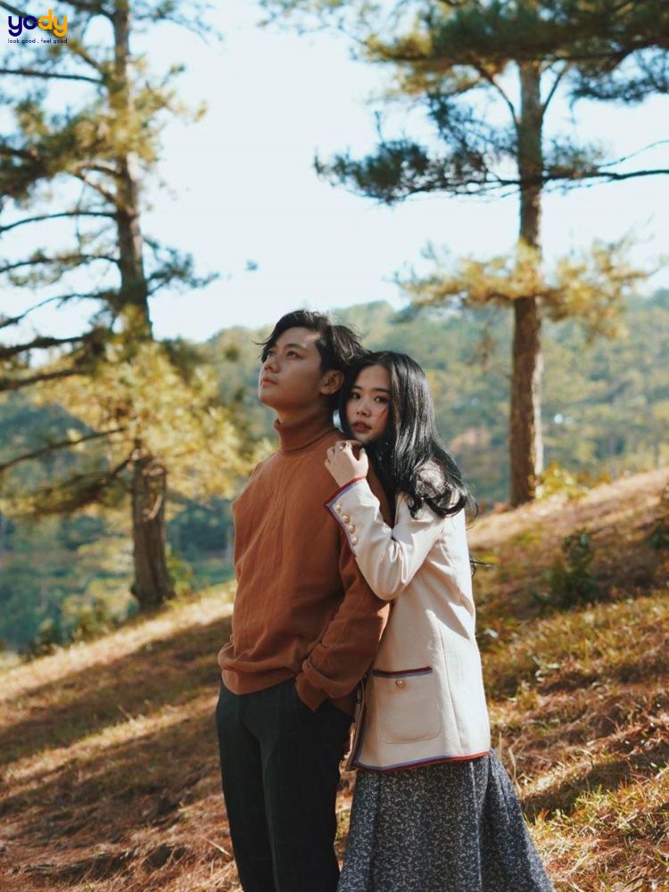 Tạo dáng ôm từ phía sau