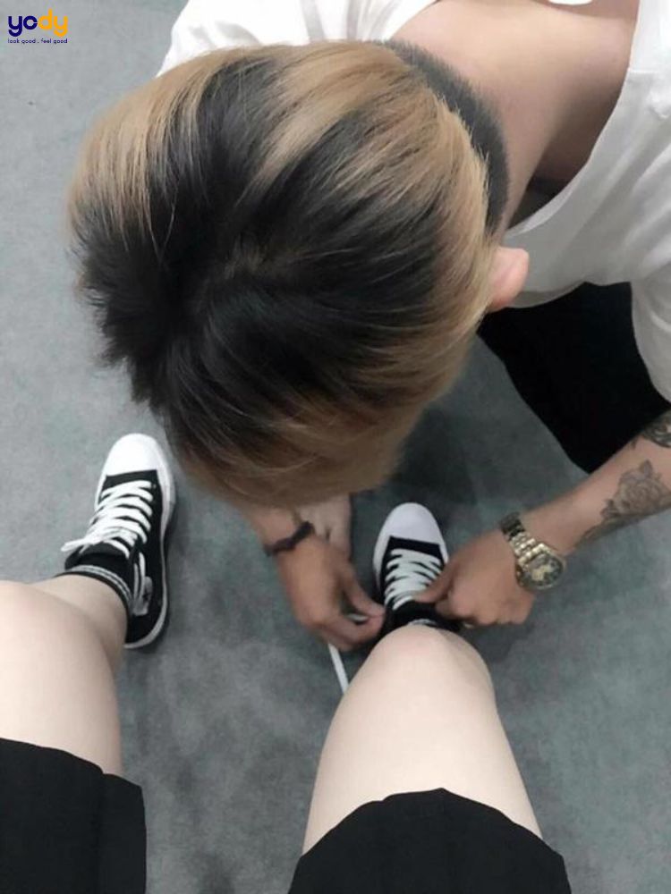 Dáng chụp ảnh với người yêu cúi xuống buộc dây giày