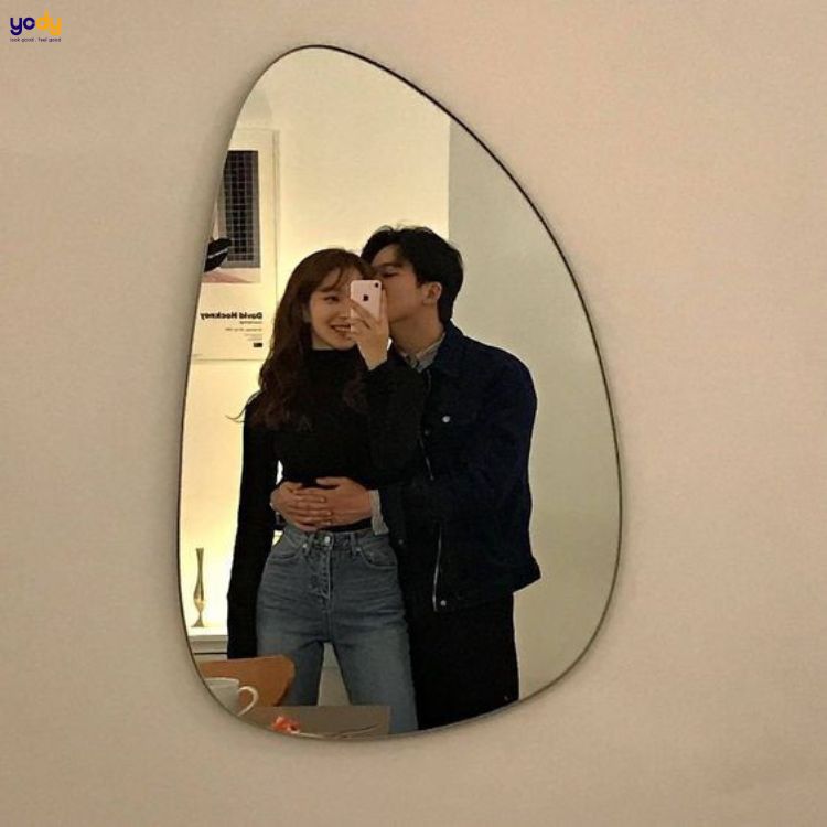 Tư thế chụp ảnh trước gương 