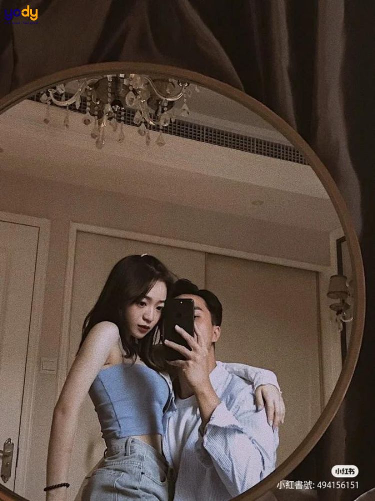 Tư thế chụp ảnh trước gương 