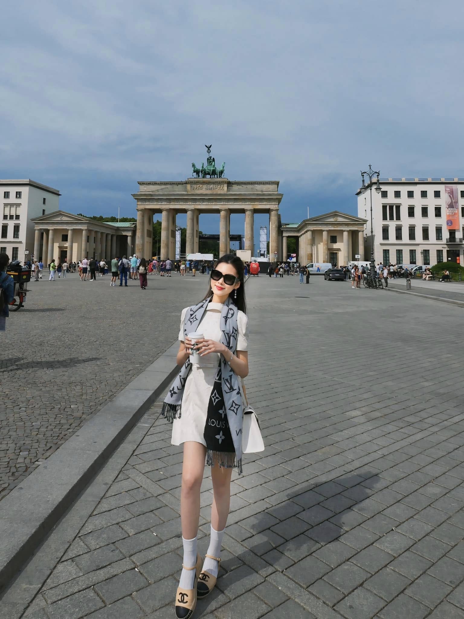 Ảnh Trần Hà Linh lan tỏa năng lượng tích cực