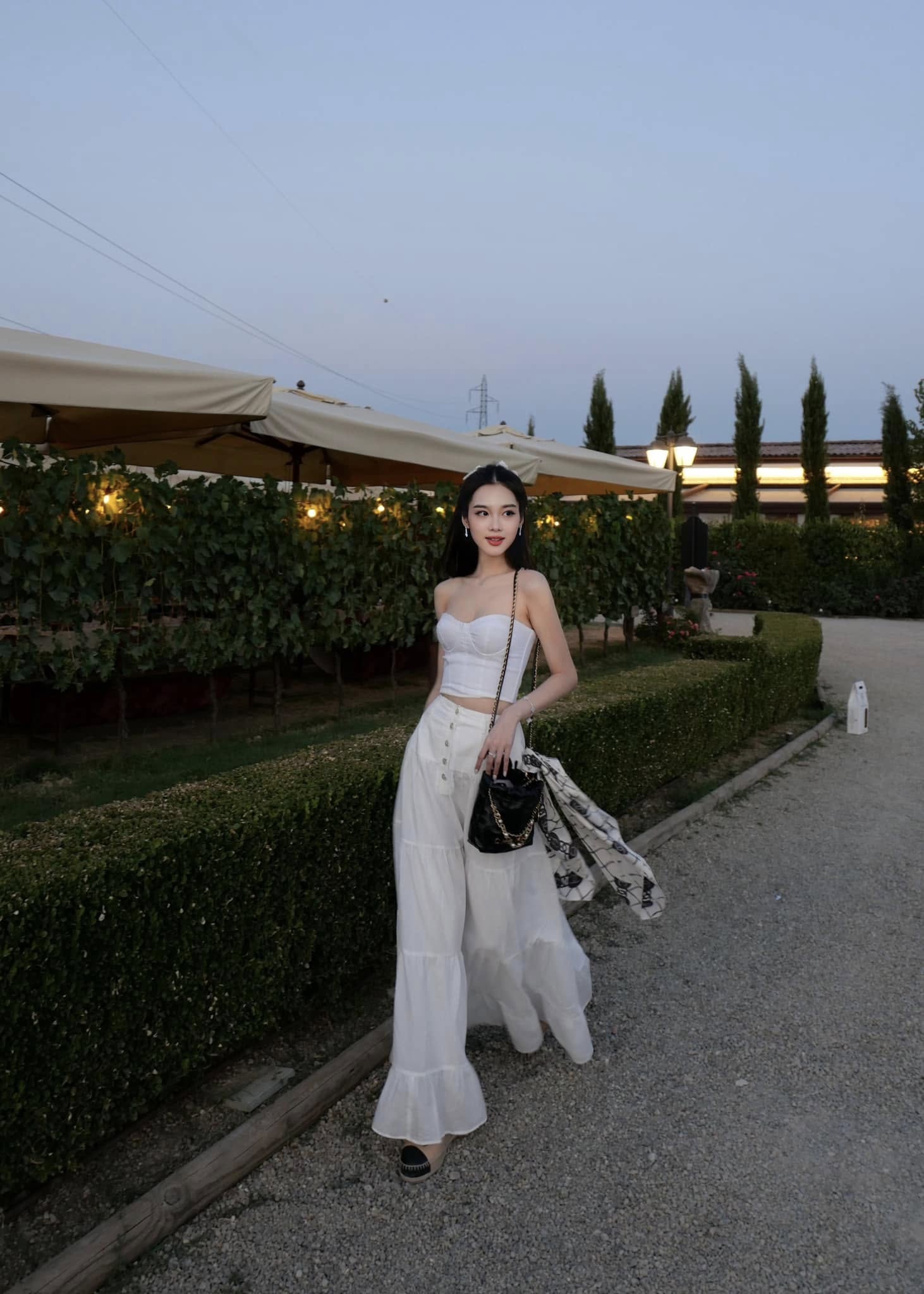 Ảnh Trần Hà Linh luôn mang nét trẻ trung