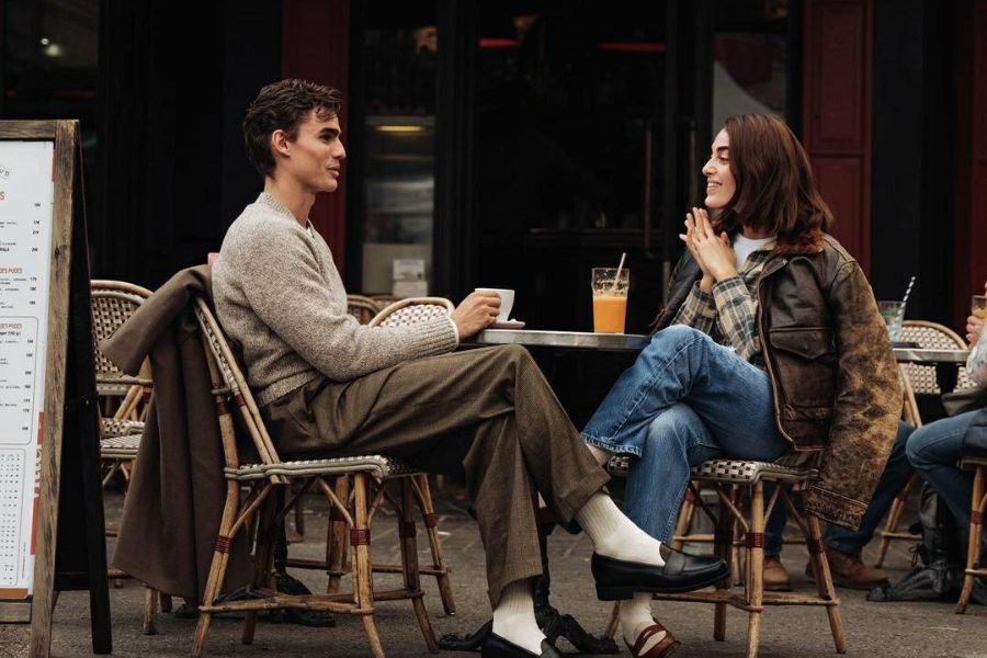 Cách tạo dáng chụp ảnh ở quán cafe