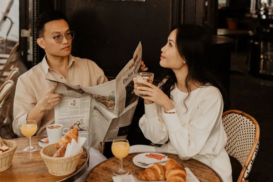 Cách tạo dáng chụp ảnh ở quán cafe