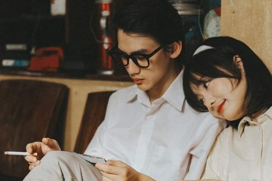 Cách tạo dáng chụp ảnh ở quán cafe