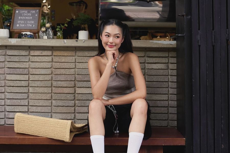 Cách tạo dáng chụp ảnh ở quán cafe