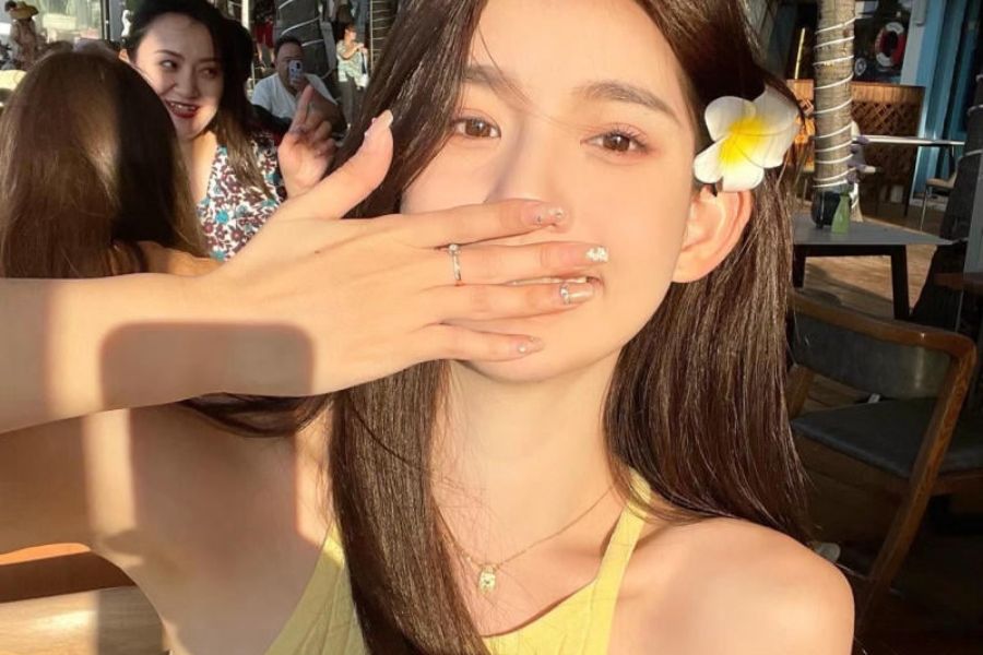 Cách tạo dáng chụp ảnh ở quán cafe