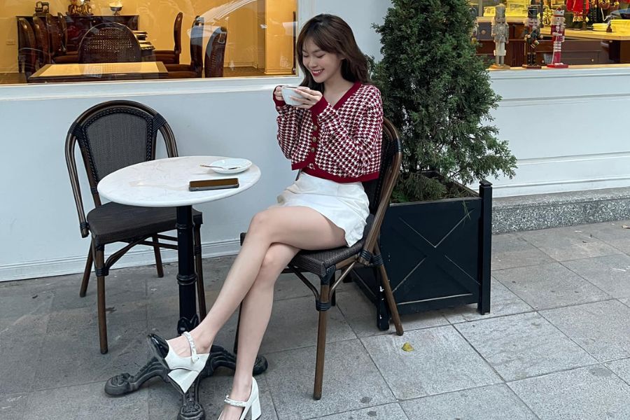 Cách tạo dáng chụp ảnh ở quán cafe