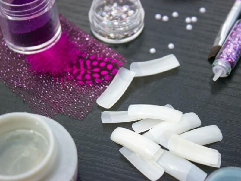 Cách dán móng tay giả dính như keo mà không làm hư móng thật