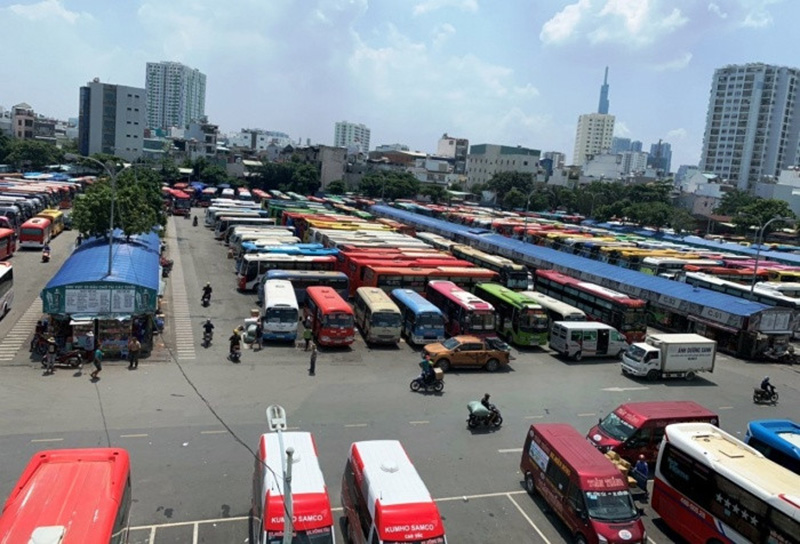 Các phương tiện tại bến xe Đuôi Cá