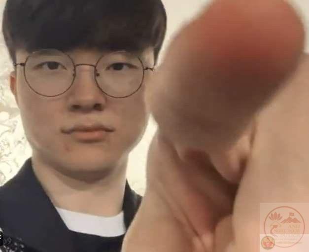 meme faker chỉ tay