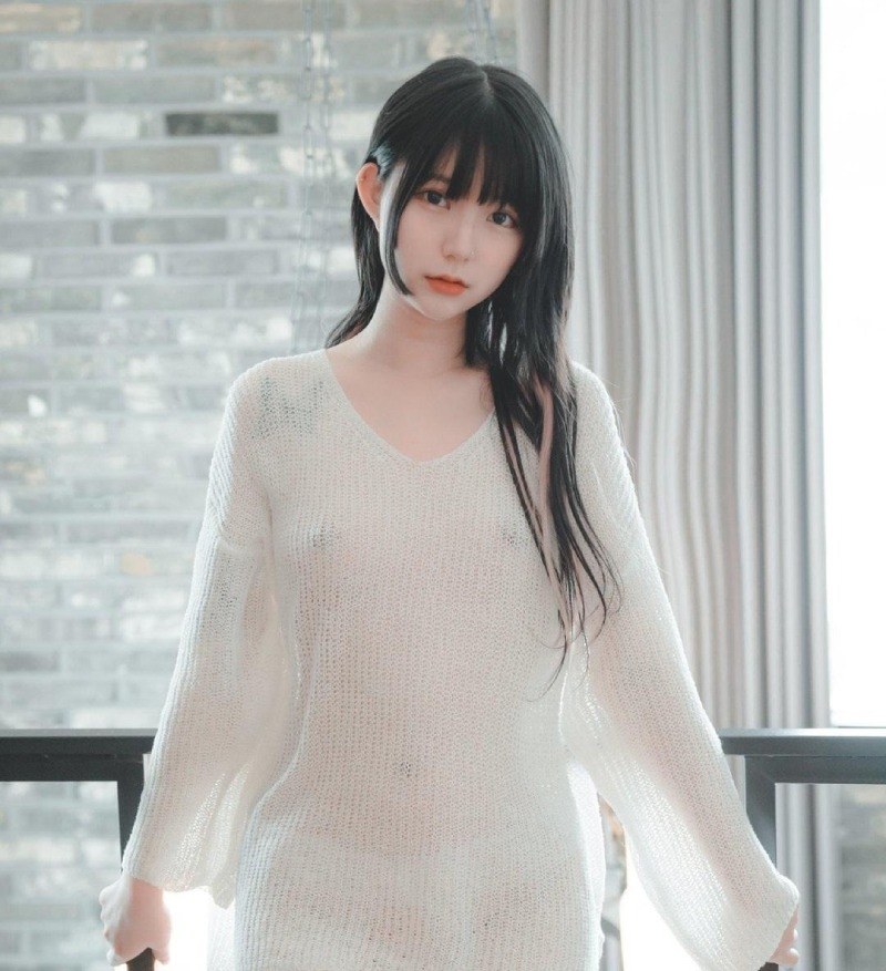 Gái xinh hở vú khi mặc đồ vải xuyên thấu