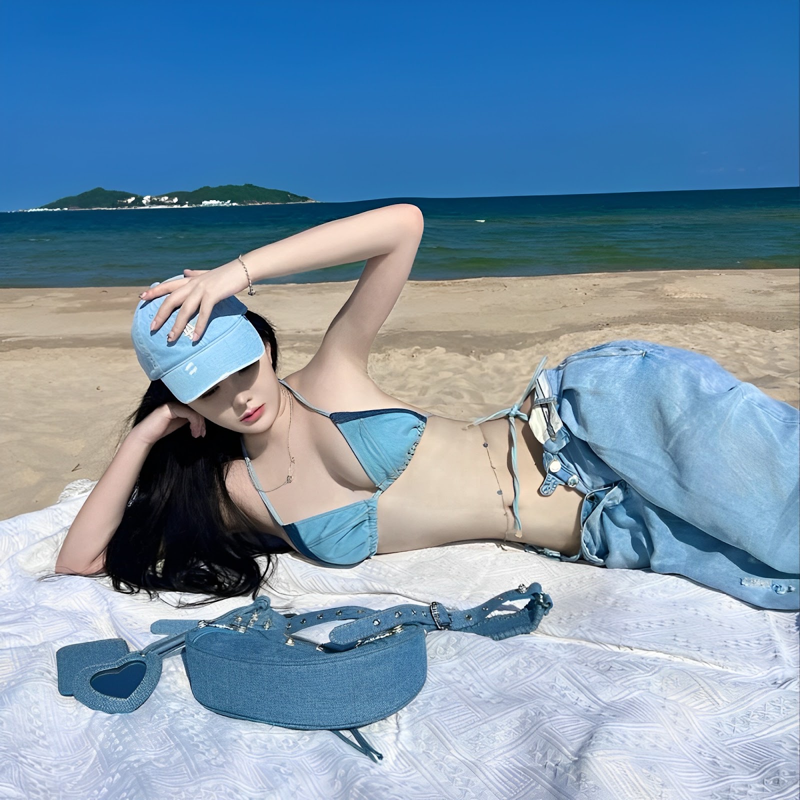 Gái xinh diện bikini khoe hàng khủng bên hồ