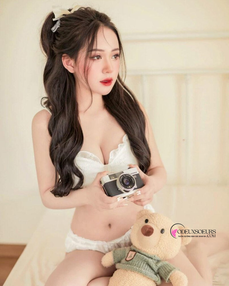 Gái xinh mặt áo lót ren hở vú