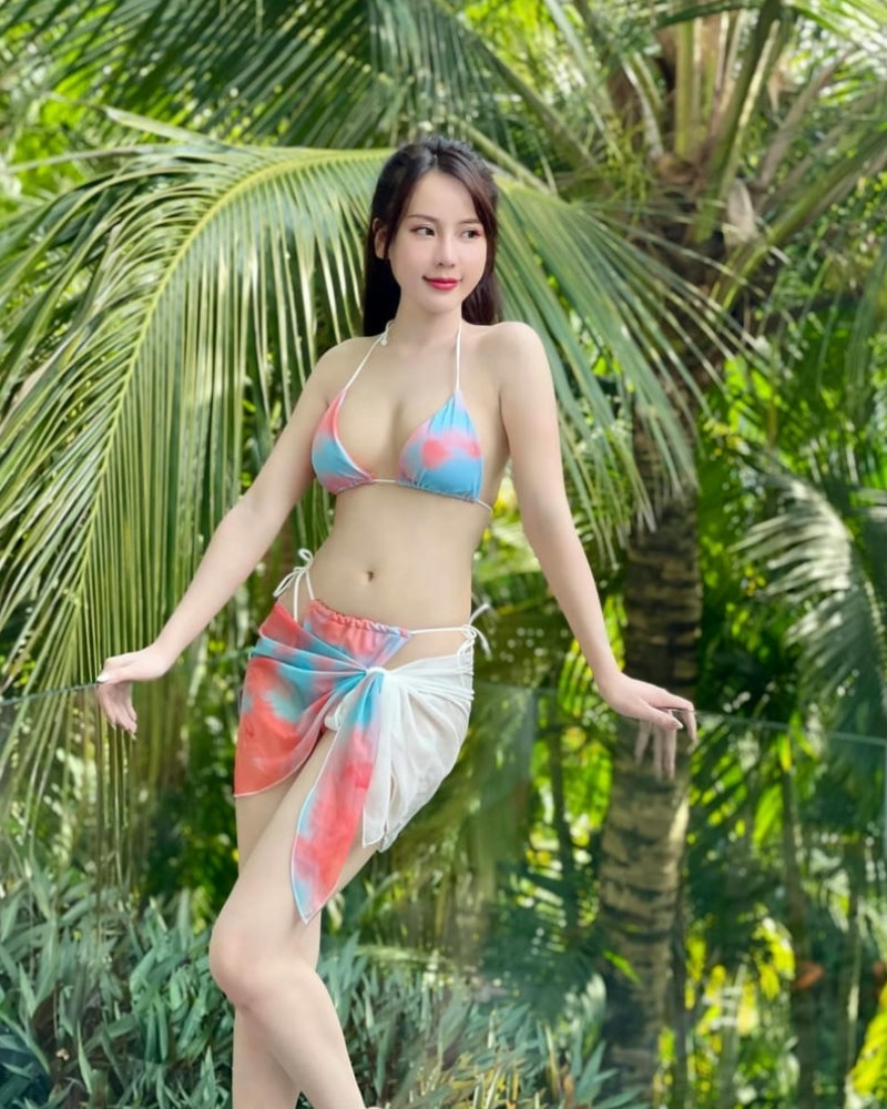 Ảnh gái xinh diện bikini hở vú
