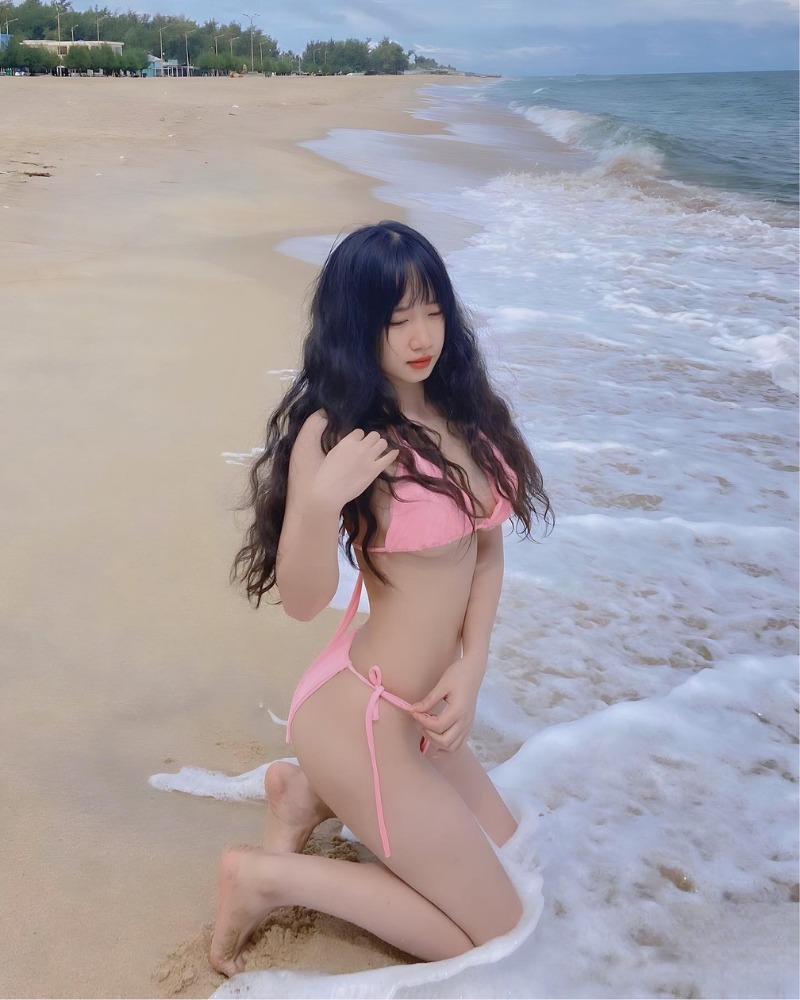 Gái đẹp đi biển mặc đồ hở hang