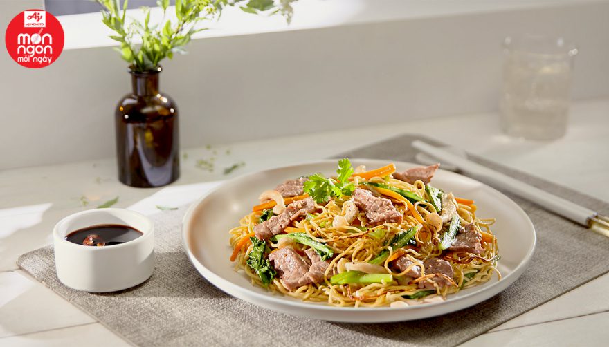 Mỳ xào rau củ sẽ đậm vị hơn nếu sử dụng kèm bột mực