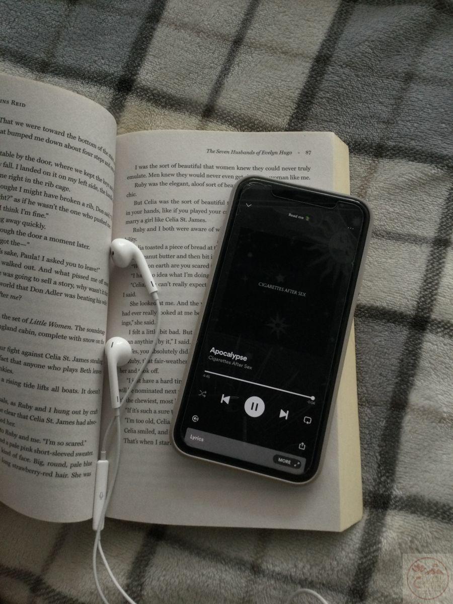 Ánh nhìn bình thản khiến khung hình thêm phần thân thuộc