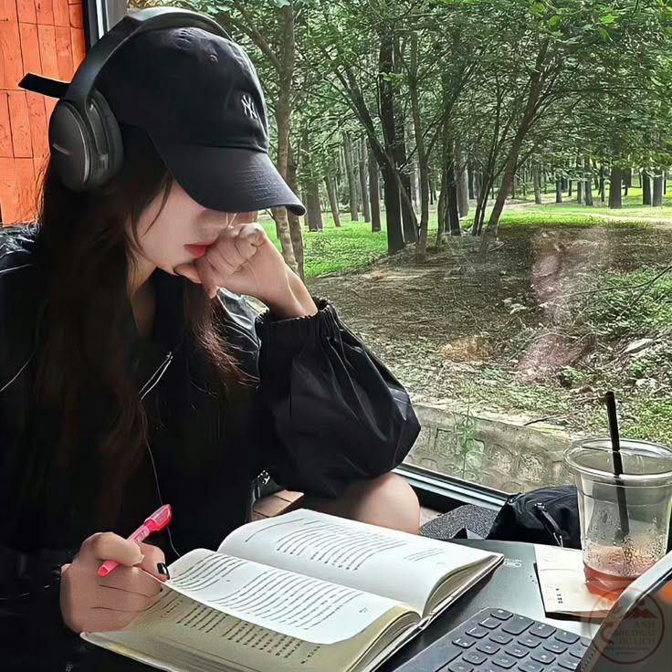 Top 99+ Ảnh nghe nhạc chill – âm nhạc cảm xúc buồn lofi