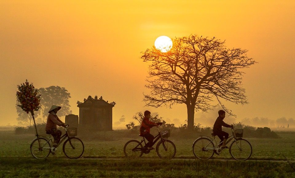 Ảnh đồng quê khi trẻ em chơi đùa dưới ánh hoàng hôn đỏ