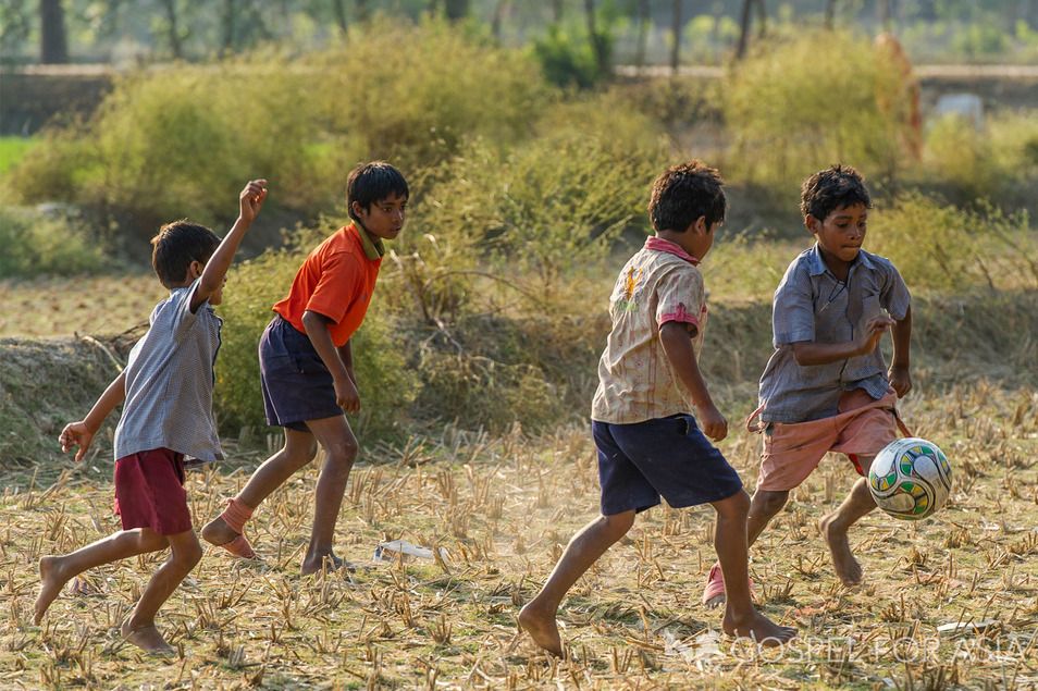 Hình ảnh bình yên ở quê khi trẻ em rủ nhau chơi ô ăn quan