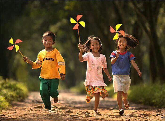 Cảnh quê yên bình lúc chiều tà trẻ con đuổi bắt trên đê