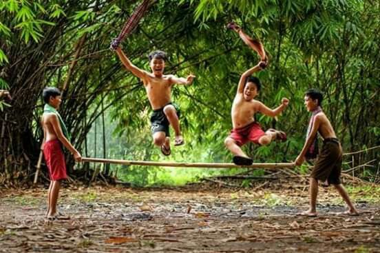 Cánh đồng quê rộng ràng với tiếng cười vang của bọn trẻ nhỏ