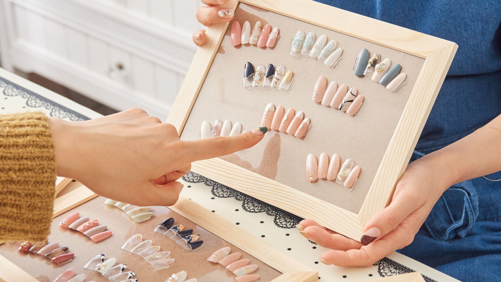 Đầu tư vào không gian tiệm nail đẹp là cách giúp bạn xây dựng mối quan hệ lâu dài với khách hàng, tạo ra một nền tảng bền vững cho tiệm.